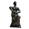 SONIA EBLING, Mulher sentada com a pomba - Escultura em bronze - 69x26x29 cm - Peça Assinada