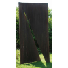 Amilcar de Castro - Composição (s/título): Portal de ferro oxidado alongado verticalmente, com corte diagonal (c.s.e. para c.i.d.). Leve torção do metal, que faz com que o corte forme uma passagem (abertura). Dimensões 400 x 196 x 80 cm (5cm).