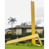 Franz Weissmann: Grande Fita Vertical Amarela: Escultura em metal pintada de amarelo com formato de uma fita alongada que desce verticalmente, dando uma volta angulosa ao tocar o chão e encostando a outra extremidade, na diagonal, no solo. Assinada, parte inferior da base, FW 2003. Sinais de deterioração. Dimensões 1010 x 668 cm.