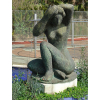 Bruno Giorgi - Banhista: Escultura em bronze de nu feminino sentado com os braços erguidos sobre a cabeça e as mãos nos cabelos. Década de 1970 (Fundição de época). Dimensões 120 cm.