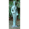 Alfredo Ceschiatti - Vestal: Escultura em bronze com pátina verde de figura feminina, com braços abaixados e a palma da mão esquerda virada para frente. Provavelmente tiragem póstuma. Dimensões 100 x 19 x 27 cm.