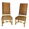 Cadeiras Douradas: 20 (vinte) Cadeiras Douradas de Espaldar alto, com brilhos dourados. Cópias do estilo Queen Anne. Dimensões: 127 x 51 x 56 cm cada.