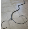 <p>Tunga (1952 - 2016) - Trança - chumbo - extensão: 500 cm - década 1990 assinada parte inferior da obra.</p>
