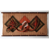 Tapeçaria contemporânea assinada em monograma no cid - varões em madeira nobre - Medidas 70 x 120 cm 