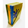 <p>Tarsila do Amaral - Catálogo Raisonné em 3 Volumes por Maria Eugênia Saturni - Um dos maiores nomes do modernismo brasileiro tarsila do Amaral tem sua obra finalmente catalogada. São poucos os artistas no mundo sobre os quais foi desenvolvido um trabalho de pesquisa como este - e raras foram as publicações deste tipo produzidas no Brasil. No caso de tarsila do volume total de obras apresentadas à Comissão Técnica 2.132 foram endossadas para publicação e 41 foram publicadas para fins de documentação. A elaboração de um catálogo Raisonné exige metodologia apoio tecnológico perícia e pesquisa exaustiva - especialmente no processo de localização de obras pulverizadas em museus e coleções no Brasil e no exterior. O Catálogo Raisonné de tarsila do Amaral foi o resultado da dedicação de cerca de 100 profissionais e é apresentado em estojo com 3 volumes contendo cerca de 1.000 páginas acompanhado de um CD-Rom com as mesmas informações. Volume I - Pinturas - 296 páginas Volume II - Desenhos - 392 páginas Volume III - Ilustrações gravura escultura e foto-biografia - 272 páginas</p>