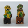 Par de cães de fó em cerâmica chinesa policromada com predominância de amarelo e verde - Apresentam-se sentados sobre base em tons marrom e marrom escuro - China. Séc. XIX - Medidas 19 x 7 x 6 cm