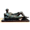 ALFREDO CESCHIATTI –Rara escultura em bronze patinado– “Soldado”, obra com selo da antiga Fundição Artística Zani, fundada nos anos 20, responsável pela produção das esculturas deste artista. Medida: (comprimento) 48cm