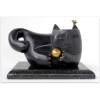 INOS CORRADIN –Gato com bola. Escultura em bronze patinado. Assinado. Acompanha o Certificado de Autenticidade do Artista. Medidas: 18x11cm.