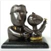 <p>Inos Corradin - Escultura em Bronze – Casal de Namorados -Assinado e numerado pelo artista. Acompanha Certificado de Autenticidade emitido pelo Artista. Medidas 14 x16x 08cm</p>