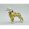 Gui Torres - Cachorro em resina, 20x20x8, 700g - cachorro branco com percevejos dourados e uma coleira com a palavra DON'T TOUCH
