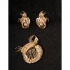<p>CONJUNTO ANTIGO BROCHE E BRINCOS (PRESSÃO) 26,2G DE OURO 18K</p>