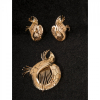 <p>CONJUNTO ANTIGO BROCHE E BRINCOS (PRESSÃO) 26,2G DE OURO 18K</p>