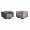 <p>Jorge Zalszupin - Par de poltronas Cubo. Par de poltronas estofadas em suede. Base em madeira escura recuada, levemente destacada do chão. Peça restaurada, em excelente estado de conservação. H 61 x L 86 x P 86 cm (cada).</p>