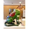 <p>Obra: Pequena Nascente&nbsp;</p><br /><p>Artista: Fabiana Kaled</p><br /><p>100% dos recursos gerados com o leil&atilde;o desta obra ser&atilde;o destinados a ONG On&ccedil;afari, que trabalha pela conserva&ccedil;&atilde;o da on&ccedil;a-pintada e seus territ&oacute;rios (www.oncafari.org).&nbsp; Esta escultura foi customizada em performance realizada no Catarina Aviation Show. &nbsp;</p><br /><p>TEXTO INSPIRACIONAL:</p><br /><p>No Cora&ccedil;&atilde;o da on&ccedil;a-pintada nasce a vida. Essa oba traz a for&ccedil;a do maior s&iacute;mbolo das florestas brasileiras unida com a delicadeza das &aacute;guas que brotam na dire&ccedil;&atilde;o do peito, no lugar onde pulsa a ess&ecirc;ncia da natureza, surge uma nascente cristalina, representando o in&iacute;cio dos rios, o ciclo da vida e a conex&atilde;o profunda entre todos. As aguas percorrem suavemente do seu peito, formando nas margens f&eacute;rteis repletas de folhagens e vida abundante, como os l&iacute;rios-da-paz, simbolizando a harmonia e a pureza. Entre os verdes intensos da mata, p&aacute;ssaros encontram liberdade: o tucano com seu olhar marcante, a arara azul trazendo impon&ecirc;ncia e raridade, e a arara vermelha espalhando cor, energia e movimento nas asas. Cada elemento refor&ccedil;a a import&acirc;ncia da preserva&ccedil;&atilde;o das matas e das nascentes, fontes indispens&aacute;veis para o equil&iacute;brio da natureza. Em meio a vegeta&ccedil;&atilde;o exuberante, a palmeira ju&ccedil;ara ganha destaque como um verdadeiro guardi&atilde;o da Mata Atl&acirc;ntica. Essencial para a biodiversidade, a palmeira ju&ccedil;ara alimenta aves e animais, ajuda na regenera&ccedil;&atilde;o da floresta e representa resist&ecirc;ncia e renova&ccedil;&atilde;o. Sua presen&ccedil;a na obra refor&ccedil;a a import&acirc;ncia da preserva&ccedil;&atilde;o das esp&eacute;cies nativas e da riqueza natural brasileira. A Pequena Nascente &eacute; uma representa&ccedil;&atilde;o sobre a vida que nasce das &aacute;guas, sobre a for&ccedil;a da floresta e sobre a necessidade de proteger aquilo que mant&eacute;m a natureza viva. As nascentes nos lembram de que a grandeza tamb&eacute;m nasce da delicadeza. A On&ccedil;a, s&iacute;mbolo de poder e equil&iacute;brio ecol&oacute;gico, t&ecirc;m em seu pr&oacute;prio cora&ccedil;&atilde;o a nascente que alimenta toda a mata ao redor, como se a pr&oacute;pria natureza pulsasse dentro dela.</p><br /><p>&nbsp;</p>