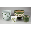 <p>Lote com 4 cachepôs de porcelana branca e verde, com decoração floral e vegetal, 1 deles acompanha prato. De tamanhos variados.</p>