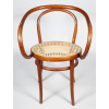 <p>Conjunto de 12 cadeiras Thonet, de madeira, com assento circular de palhinha trançada, madeiras vergadas características dessa produção, amarração acompanhando o assento, terminando em pés retos - 55 x 45 x 78 cm - séc XX</p>