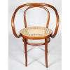 <p>Conjunto de 12 cadeiras Thonet, de madeira, com assento circular de palhinha trançada, madeiras vergadas características dessa produção, amarração acompanhando o assento, terminando em pés retos - 55 x 45 x 78 cm - séc XX</p>