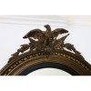 <p>Esplendido espelho napoleônico circular convexo, no estilo francês, com borda de madeira trabalhada e decorada, encimado por grande florão e águia de asas abertas - diâm do espelho 70 cm e 120 cm alt total - Europa, séc XIX / XX</p>