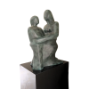 <p>Virginia Sé – Maternidade – escultura em bronze patinado – 97 x 60 x 35 cm</p>