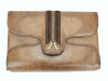 <p>Gucci. Bolsa de mão (clutch) confeccionada em couro natural na cor marrom, produzida na Itália, com ferragens metálicas douradas e elegante fecho frontal em tiras de couro. Interior em couro, contendo bolso com fechamento por zíper e porta-documentos/removível original. Marcada internamente Made in Italy by Gucci. Em bom estado geral de conservação, com discretos sinais de uso compatíveis com a idade. Medidas: 21,5 x 15 cm.</p>