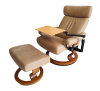 <p>Poltrona reclinável Stressless, da Ekornes (Noruega), estofada em couro, com apoio de cabeça ajustável, braços estofados, base giratória em madeira laminada, mesa lateral articulada e puff. - 97 cm alt.</p>