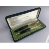 Conjunto de Canetas Mont Blanc - 1 Tinteiro 142 G - Black Plastic tampa ouro - 1 Lapiseira 672 K - Black Plastic tampa ouro COM CAIXA