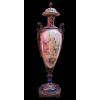 SEVRES Imponente Ânfora em Porcelana Francesa azul cobalto e ouro, ricamente decorada com pintura central em seu bojo representando alegoria, duas mulheres e dois cupidos, sendo parte de traz cena paisagens, porcelana sustentada com armação de bronze ormolu com antigo banho de ouro. Ânfora totalmente original giratória, ela se divide, base, parte central e tampa, totalmente Assinada e numerada (nas duas alcas de bronze DISCE) Parte Central ( miniaturas pintada a mão AssinadaLUCOT ) parte interna da tampa, Sevres letra dataD) época 1753 -1793 - MEDIDA Alt 105 x 30