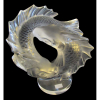 Lalique - Double Fish símbolo de prosperidade e perseverança, o peixe Koi costuma inspirar artistas. Esta peça foi projetada em 1953 por Marc Lalique, retratando duas carpas jorrando da água num movimento infinito. 28,6 x 26,1 x 13,9 cm- peso aprox. 8 kg Em perfeito estado, peça de coleção.