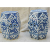 Par de gardens seats de porcelana, em formas sextavadas, nas tonalidades azul e branca, decorados com dragões estilizados. China início séc. XIX