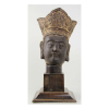 Estatueta de bronze representando Cabeça de Buda. Alt. 30 x 20 x 18 (bronze) e 43 x 20 x 20 (com base) Ásia século XVIII.