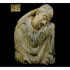 Escultura de marfim finamente entalhada, representando figura masculina em repouso, com marca de dois caracteres sob a base. Alt. 17 x 12 x 8cm.Dinastia Qing, Período Qianlong (1736-1795). China, séc. XVII