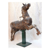 Escultura barroca na figura de cavalo, madeira entalhada com pega da sela de metal, suporte tubular de ferro. Europa séc. XVIII