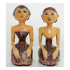 Par de esculturas de madeira entalhada e policromada, representando figuras masculina e feminina. Alt. 60 x 30 x 20cm. Sudeste Asiático, séc. XVIII.