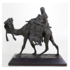 ERNESTO BAZZARO (1859-1937), Grande escultura de bronze intitulada In The Caravan, representando cena de beduínos sobre camelo, assinada, sobre base de madeira. Alt. 60 x 70 x 25cm. (total c/ base) . Séc. XIX/XX (Artista com cotação internacional)