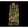 Grupo escultórico de marfim ricamente esculpido, representando oferendas à Divindade, assinado sob a base. Alt. 17 x 09 x 06cm. Japão, séc. XVIII