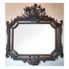 Grande espelho com moldura de madeira entalhada e resquícios de douração, ornamentado com cristal lapidado nas bordas. 107 x 104cm. Séc. XIX/XX
