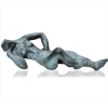 SONIA EBLING, Grande escultura de bronze com patina verde representando mulher deitada, assinada. Alt. 40 x 150 x 60cm.