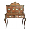 Móvel bureau / escrivaninha com estrutura de madeira folheada à rádica, feita em dois volumes, tendo o superior 04 portas e 04 gavetas frontais, uma delas com tinteiro; e a inferior com duas gavetas, ornamentada com inclusões de diversas placas de porcelana esmaltada e apliques de bronze. Alt. 144 x 110 x 58cm. (total). Europa, séc. XIX