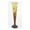 DAUM NANCY, Grande floreiro de vidro artístico ricamente decorado com folhagens, assinado. Alt. 43 x 10cm. França, início séc. XX
