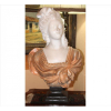 Busto de mármore em duas tonalidades representando figura clássica feminina. Alt. 66 x 41 x 30cm. (total c/ base). Europa, séc. XX