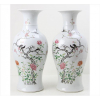 Par de vasos de porcelana oriental finamente esmaltados, ornamentados com figuras de pássaros e motivos florais. Alt. 46,5 x 20cm cada. China, período República (1912-1949)