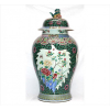 Grande e importante potiche de porcelana famille-noir, esmaltado com motivos florais em famille-rose vívios sobre duas grandes e quatro pequenas cártulas de arabescos, tampa com pega representando leão budista. Alt. 78 x 40cm. China, Dinastia Qing, Reinado Qianlong (1736-1795) (com pequeno desgaste no esmalte do leão)