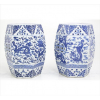 Par de garden seats de porcelana chinesa nas tonalidades azul e branca, em forma facetada, decorados com figuras de dragões sob nuvens. Alt. 42 cm. China séc. XIX