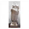 Escultura clássica de mármore representando torso feminino, sobre base facetada. Europa seculo XIX.Alt. 96 x 35 x 30cm.