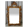 Espelho com moldura de madeira entalhada e dourada, estilo Luís XV. Europa sec. XIX. Alt. 105 x 64cm. (total c/ moldura)