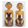 Par de esculturas de madeira entalhada e policromada, representando figuras masculina e feminina. Alt. 60 x 30 x 20cm. Sudeste Asiático, séc. XVIII.