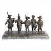 Grupo escultórico de bronze representando figuras de crianças com instrumentos músicas, sobre base de mármore. Alt. 23 x 40 x 13cm. (total c/ base). Europa, início séc