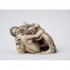 <p>Netsuke de marfim esculpido e policromado representando cena erótica, assinado sob a base. Alt. 03 x 4,5 x 02cm. Japão, início séc. XX</p>
