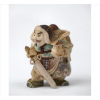 <p>Netsuke de marfim esculpido e policromado representando figura de guerreiro segurando espada em uma mão e na outra, uma miniatura de casa, assinado sob a base. Alt. 05 x 04 x 03cm. Japão, início séc. XX</p>