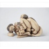 <p>Netsuke de marfim esculpido e policromado representando cena erótica, assinado sob a base. Alt. 03 x 5,5 x 02cm. Japão, início séc. XX</p>